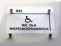 Tabliczka przydrzwiowa na dystansach