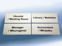 tabliczki informacyjne na drzwi do szkoły w Tanzanii